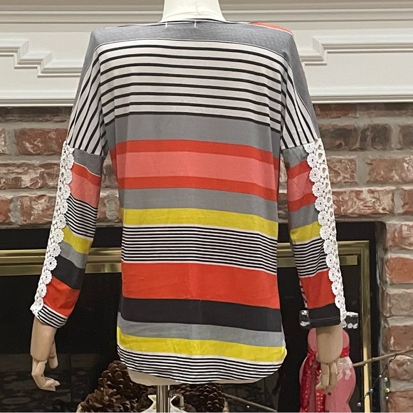 New Light striped top with crocheted sleeves / S / Excellent condition - Picture 5 of 12